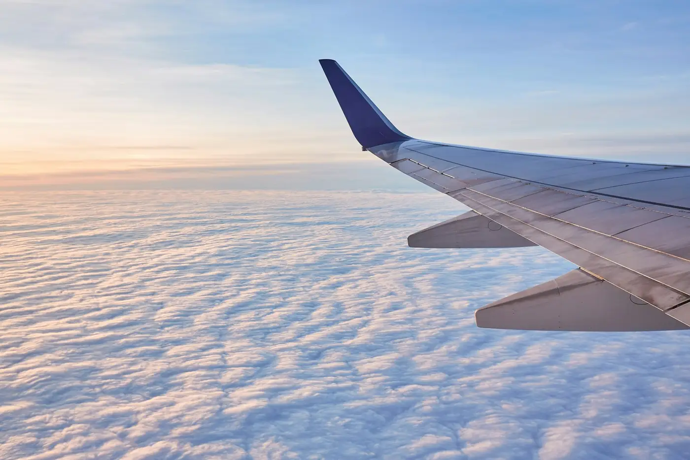 Ala de avión sobre las nubes