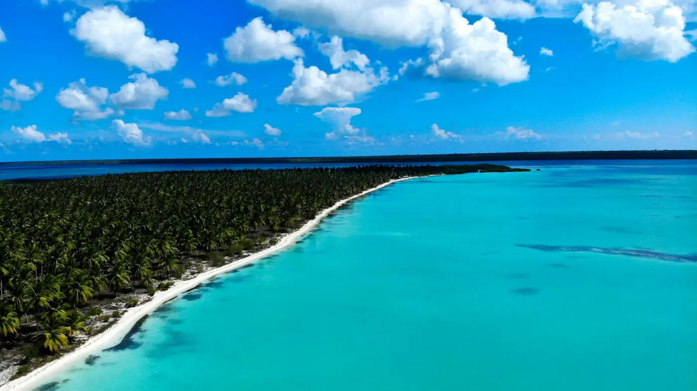 Costa de arena blanca y agua turquesa en República Dominicana