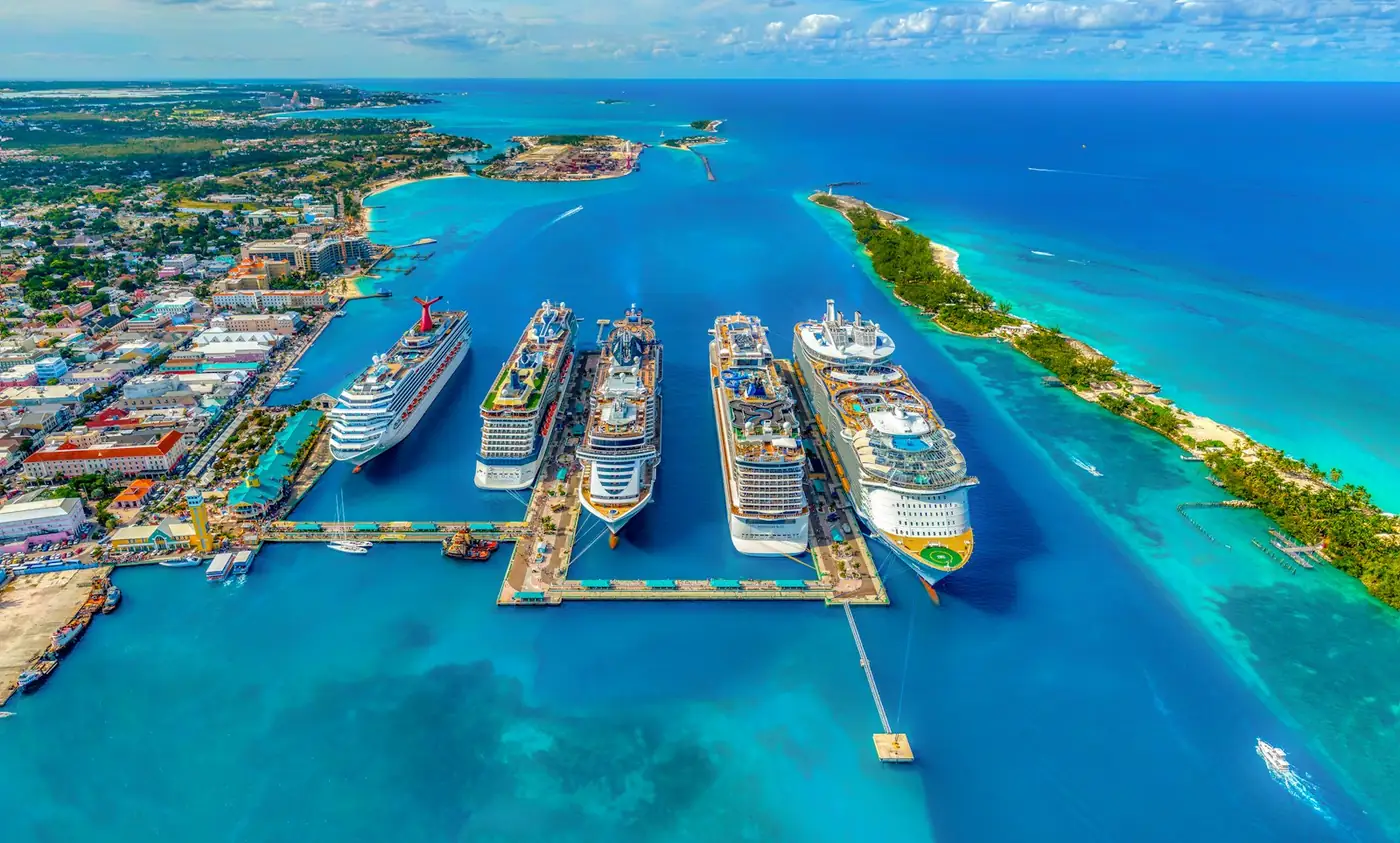 Cruceros atracados en un puerto del Caribe