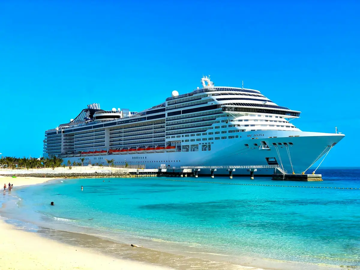 Crucero frente a una playa del Caribe