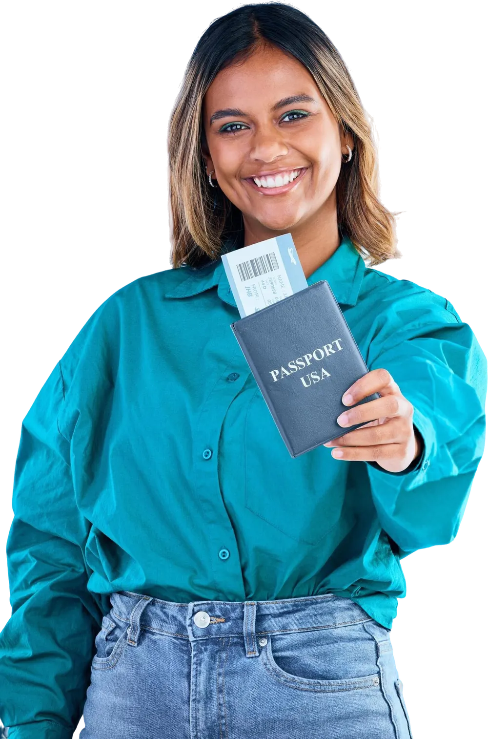 Viajera sonriente mostrando su pasaporte y boleto