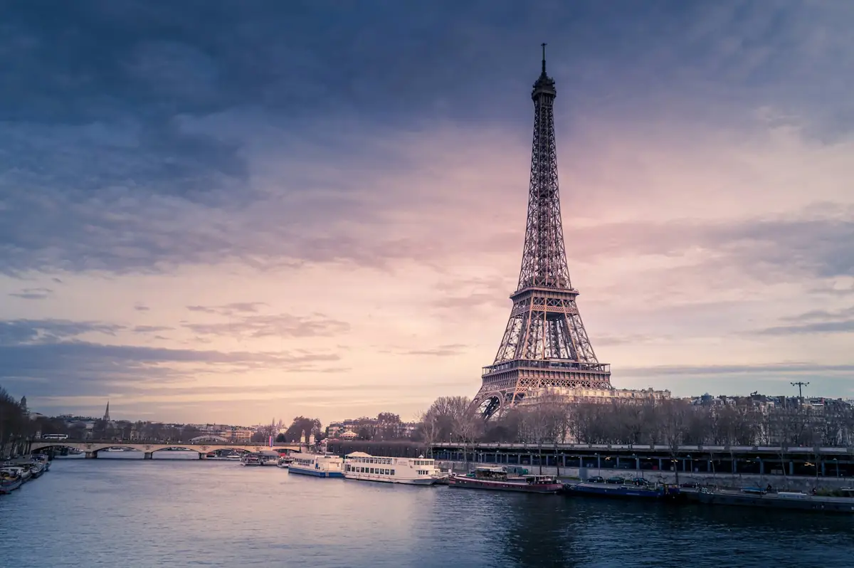 Torre Eiffel y el río Sena al atardecer