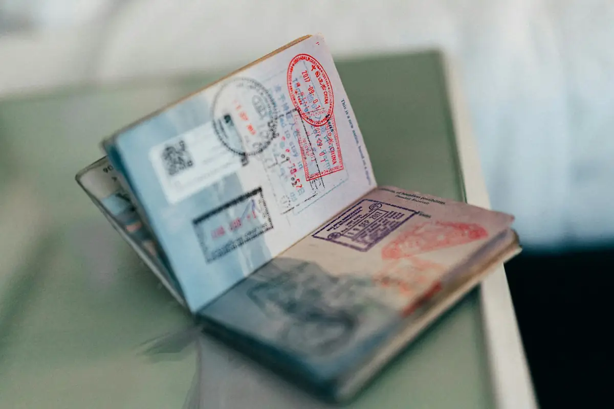 Pasaporte abierto con sellos de viaje