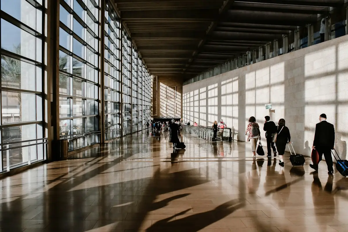Viajeros en la terminal de un aeropuerto