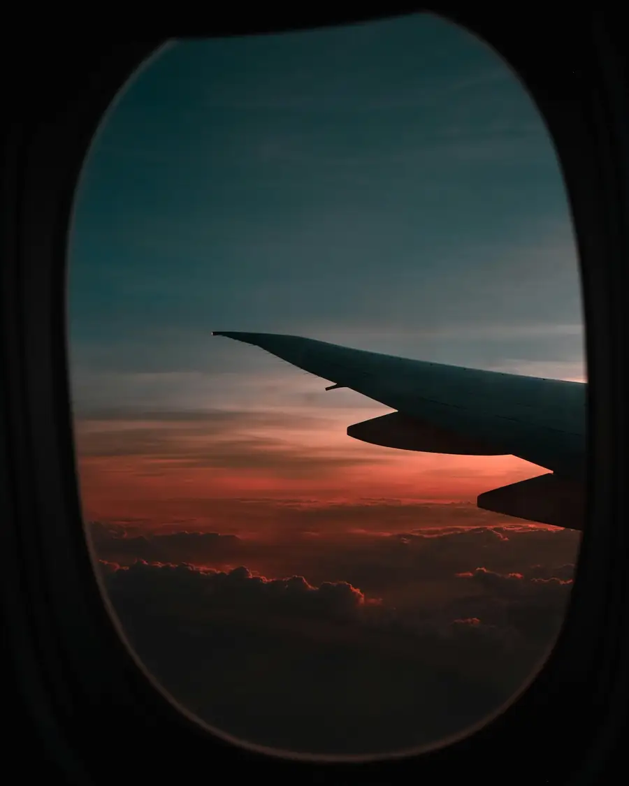 Vista desde la ventana de un avión al atardecer
